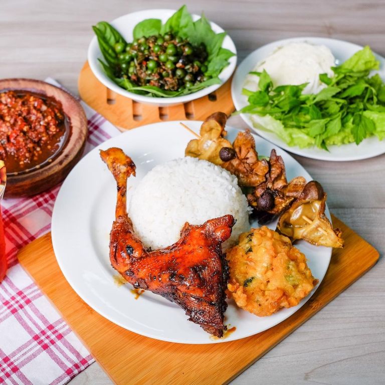 5 Tempat Makan Legendaris di Bandung yang Harus Dicoba Saat Liburan